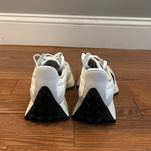 NWT New Balance 327 Women's Black and White Sneakers - Picture 7 of 9